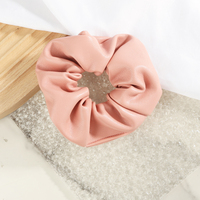 Vente en gros d'accessoires de mode pour cheveux de haute qualité : élastiques en cuir PU froissé, pinces à cheveux, attaches pour cheveux et chouchous pour femmes