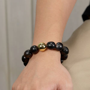 Bracelet élégant pour homme, accessoires de méditation, <span class=keywords><strong>duo</strong></span> d'unité, accents dorés sophistiqués, perles noires irrégulières - Product Image 4