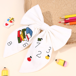 CN Factory Logotipo personalizado Tela hecha a mano Lazo para el cabello Bordado Logo Lápiz Volver a la escuela Pinza para el cabello para niñas Niños - Product Image 1