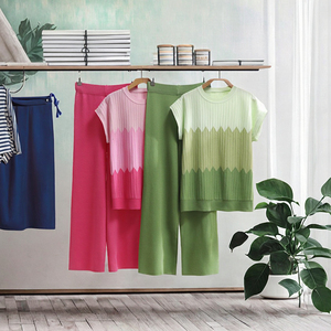 Ensemble deux pièces en tricot pour femmes, haut à manches courtes dégradé et pantalon large, tenue décontractée, vente en gros - Product Image 3