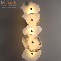 Applique murale LED moderne de luxe en laiton naturel et albâtre, personnalisée, pour chambre à coucher, chevet, salon, couloir d'hôtel, avec pierre superposée artistique