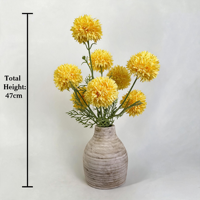 Composition de boules artificielles jaune vif en tissu et PE dans un pot en ciment
