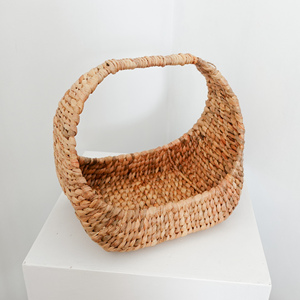 Le panier en rotin KRJ au style bohème, de couleur naturelle, fabriqué à partir de jacinthe d'eau écologique, est parfait pour une touche d'élégance. - Product Image 2