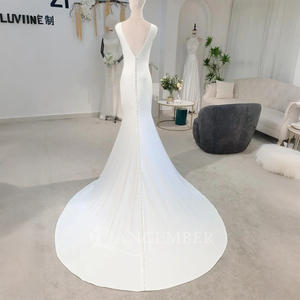 ชุดแต่งงานทรงเมอร์เมดแบบยาวลากพื้น รุ่น AM09 ดีไซน์เรียบหรู ผ้าซาตินเนื้อนุ่ม คอวี แต่งลูกไม้แบบชาเปล เงางาม ประดับคริสตัลและดอกไม้ - Product Image 5