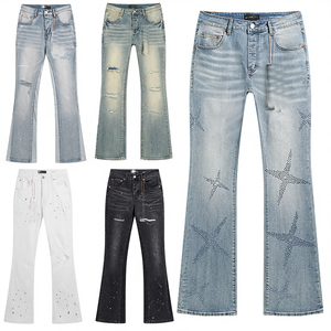 Jean évasé pour homme en denim délavé bleu clair, style streetwear, avec déchirures, coupe ajustée, fermeture boutonnée, idéal automne-été - Product Image 4