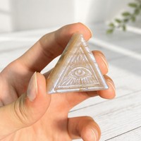 En gros, Artisanat en cristal sculpté en pierre de lune naturelle, motif triangle et œil protecteur, Pierres de guérison, Amulette en pierre de lune, Décoration, Cadeau
