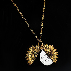 Collana retrò incisa con le scritte 'You Are My Sunshine' all'interno, ciondolo in acciaio inossidabile, collana con medaglione apribile a girasole in lega - Product Image 3