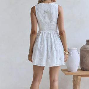 Robe mini plissée à col en V profond, blanche, de haute qualité, avec broderie personnalisée en coton. - Product Image 4