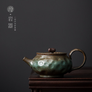 Théière en céramique rétro, forme irrégulière, martelée et dorée, avec couvercle, pour le thé Kung Fu - Product Image 1