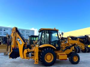Nouvelle chargeuse-pelleteuse JCB 3CX 4x4 compacte avec cabine confortable pour travaux municipaux, agricoles et de construction. - Product Image 1