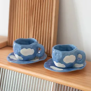 Giapponese dipinto a mano il cielo blu e nuvole bianche tazza da caffè con piattino in ceramica fatta a mano tazza da tè piattino Set regalo carino per lei