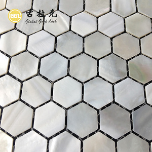 Mosaïque de coquille de nacre blanche hexagonale sur filet de haute qualité pour la décoration murale intérieure moderne pour la salle de bain et la cuisine - Product Image 1