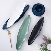 Assiette peu profonde en porcelaine fine de style européen bleu, bord argenté, forme ondulée irrégulière, pour service de table HORECA