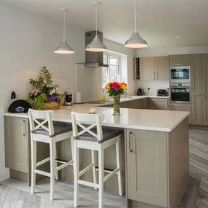 Armoire de cuisine en bois massif au design simple et de couleur claire, ensemble d'armoires de cuisine Shaker - Product Image 1