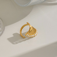 Wasserdichter Trendiger 18K PVD-Vergoldeter Edelstahl Fächerförmiger Hohler Zirkonia Breiter Ring für Damen