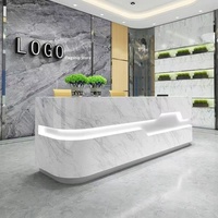 Comptoir de bar incurvé moderne en bois massif avec finition effet marbre, éclairage intégré pour hall d'entreprise, salon de beauté, clinique dentaire, hôtel