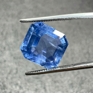 Saphir bleu naturel de 8,66 carats, taille octogonale, certifié bleu royal, pierre précieuse en vrac pour bijoux de créateurs - Product Image 1