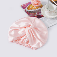 Topi tidur berbahan 100% sutra ini anti kusut, lembut, nyaman, dan ramah di rambut serta kulit Anda.
