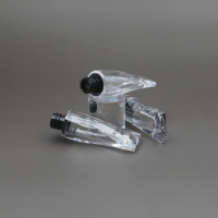Vente en gros de tubes de brillant à lèvres vides clairs uniques mignons avec logo personnalisé de 5ml avec capuchon carré noir