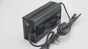 PERSINO 1000W 60V15A AC/DCインテリジェントバッテリー充電器 CE認証 電動Eリキシャー用鉛蓄電池 耐久性のあるアルミニウム製 - Product Image 6