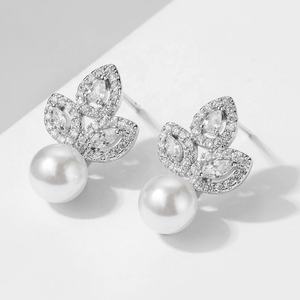 ต่างหูแฟชั่นผู้หญิง ดีไซน์น่ารัก ประดับเพชรซิร์คอนและมุก รูปทรงผีเสื้อ ประณีต ชุบโรเดียม บนตัวเรือนทำจากโลหะผสมทองแดง - Product Image 1