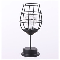 Lampe décorative LED simple de style nordique, alimentée par piles, avec base d'ampoule E14, design en fil de cuivre en forme de verre à vin