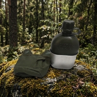 Bouteille d'eau en plastique de camping avec tasse en aluminium et sac en tissu