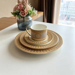 Ensemble de 4 pièces de vaisselle en porcelaine fine (Bone China) : tasses et assiettes rondes avec motif doré, assiettes de présentation en céramique - Product Image 1