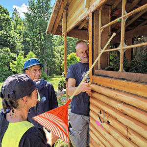 Rastrillo de Jardín de Madera con Mango Largo y Cabeza de Plástico, Tipo Curvo, con 30 Dientes y Puntas de 61 cm para Recoger Césped y Hojas - Product Image 5