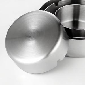 Cendrier à cigarettes rond en acier inoxydable Cendrier en métal argenté de table portable pour fumeur Cendres volantes Décoration de la maison - Product Image 5