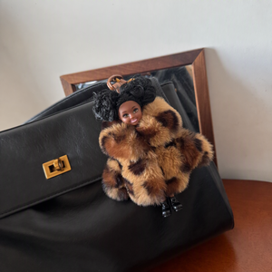 JS Korea Llaveros Elegantes de Cuero Negro con Diseño de <span class=keywords><strong>Muñeca</strong></span> y Ropa de Felpa con Estampado de Leopardo para Bolsos y Carteras, Regalo - Product Image 4