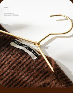 Cintres robustes classiques en acier inoxydable doré et argenté antidérapants pour l'organisation des vêtements et la présentation <span class=keywords><strong>de</strong></span> vestes dans le salon - Product Image 6