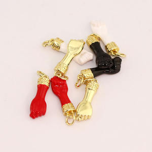 JS1789 Fashion Dainty Pendentif Figa main en métal plaqué or 18 carats émail rouge multicolore - Product Image 1