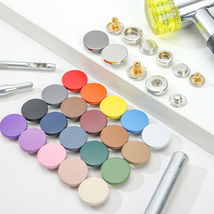 Nhà Máy Bán Buôn Xuống Áo Khoác Hợp Kim Phẳng <span class=keywords><strong>Snap</strong></span> Nút Chất Lượng Cao Màu Phun Sơn Biểu Tượng Tùy Chỉnh Kim Loại <span class=keywords><strong>Snap</strong></span> Nút - Product Image 4