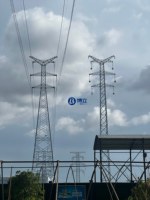 Tour compacte à base étroite pour la transmission de lignes électriques aériennes, offrant une grande stabilité structurelle et résistance au vent dans les zones restreintes.