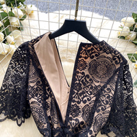 Robe élégante noire en dentelle pour femmes, coupe trapèze, décontractée, manches courtes, col Peter Pan, boutons décoratifs, longueur midi, pour tous les jours et les soirées