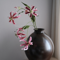 Künstliche Gloriosa-Flammenlilien-Stiele, Retro Magenta Künstliche Gloriosa-Lilien für Heim, Hotel, Hochzeit, Blumenarrangements Großhandel