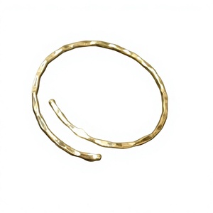 Bracelet manchette ajustable en laiton doré de luxe, fait main, personnalisable, pour femme moderne et élégante, idéal au quotidien - Product Image 1