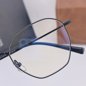 <strong>2025</strong> <strong>New</strong> Arrival Retro Fashion Gold Blocking Color <strong>Titanium</strong> FrameWomen's Eyeglasses Diamond Face Shape Anti-Pattern for Computer