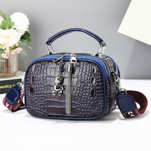 Sac bandoulière souple à motif crocodile An Ru Shi, petit sac à bandoulière pour usage quotidien, couleur marron avec breloque ours - Product Image 2