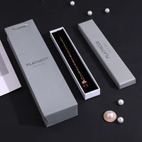 Boîte rigide sur mesure gris mat texturé avec couvercle et base, gaufrée, pour collier spécialisé en perles, coffret d'identité Héritage