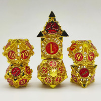 Jeu de dés dragon polyédrique groupe de course D20 D & D personnalisé en gros Jeu de société Cthulhu en métal creux Logo sculpté en métal en gros