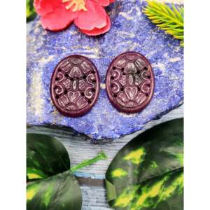 Pierres précieuses sculptées florales en rubis (paire) – Idéales pour pendentifs ou ensembles de boucles d'oreilles personnalisés – Histoire, symbolisme et attrait moderne - Product Image 1