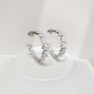 Pendientes de plata 925 al por mayor, de lujo, con cristales talla baguette, geométricos, de oro de 14k, con circonita cúbica, para fiesta, estilo occidental, para mujer. - Product Image 4