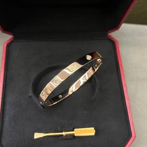 <span class=keywords><strong>Bracciale</strong></span> di Lusso alla Moda con Ciondolo a Cuore in Acciaio Inossidabile Placcato <span class=keywords><strong>Oro</strong></span> con Chiusura a Leva e Zircone per Uomo e <span class=keywords><strong>Donna</strong></span> - Product Image 3