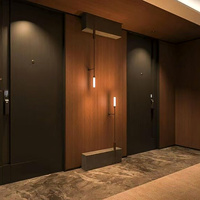 Système de dressing moderne sur mesure avec placard ouvert en placage de bois pour chambre à coucher