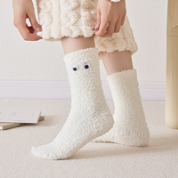 Chaussettes d'hiver en gros pour femmes et filles, douces, en peluche, confortables et chaudes, chaussettes de sommeil, design 3D yeux bouffis de dessin animé, chaussettes de sol épaisses et moelleuses