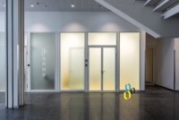 Cloison modulaire pliable en verre trempé MySpace pour bureau moderne avec cadre en aluminium et absorption acoustique hautement efficace