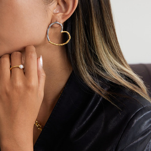 Pendientes de Aro en Forma de Corazón, Oro de 18K, Acero Inoxidable, Dos Tonos, Martillados, para Uso Diario - Product Image 2
