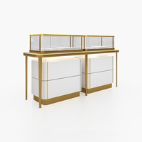 Comptoir de présentation de bijoux en verre LED doré champagne à panneaux rainurés verticaux, base en bois clair, vitrine de boutique